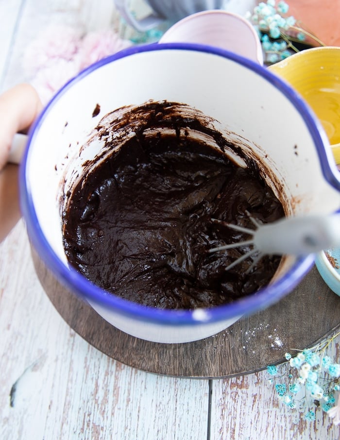 pastella per brownie pronta in una ciotola di cocco