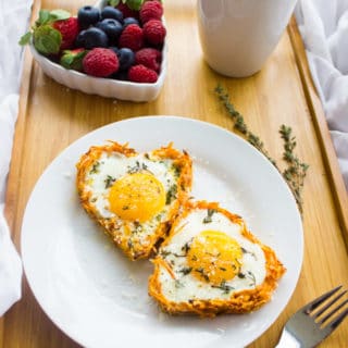 Baked Eggs in Sweet Potato Crusts. The absolute best way to have a cozy delicious breakfast in bed, and the absolute recipe to make a yummy breakfast for a crowd! Simply the perfect egg breakfast! www.twopurplefigs.com