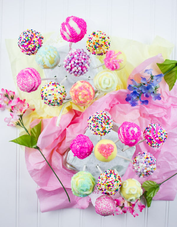 Easter Colored Cake Pops For My Birthday Girl. Make easy, simple and sweet looking cake pops with those tips and ideas for every occasion! www.twopurplefigs.com