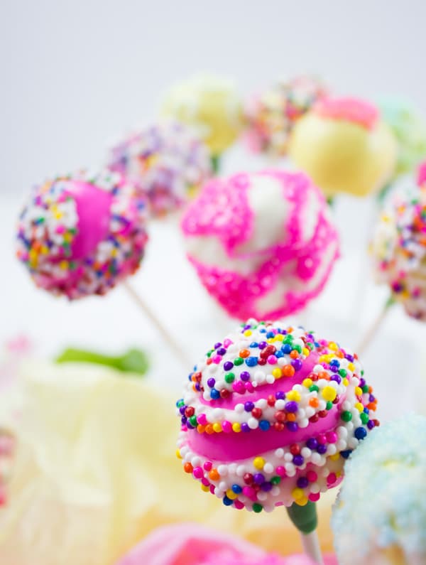 Easter Colored Cake Pops For My Birthday Girl. Make easy, simple and sweet looking cake pops with those tips and ideas for every occasion! www.twopurplefigs.com