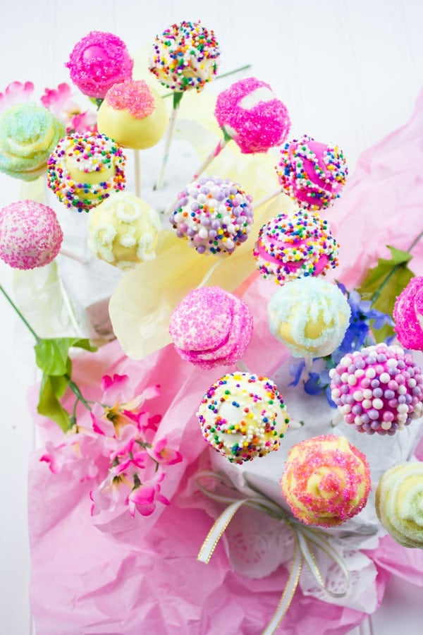 Easter Colored Cake Pops For My Birthday Girl. Make easy, simple and sweet looking cake pops with those tips and ideas for every occasion! www.twopurplefigs.com