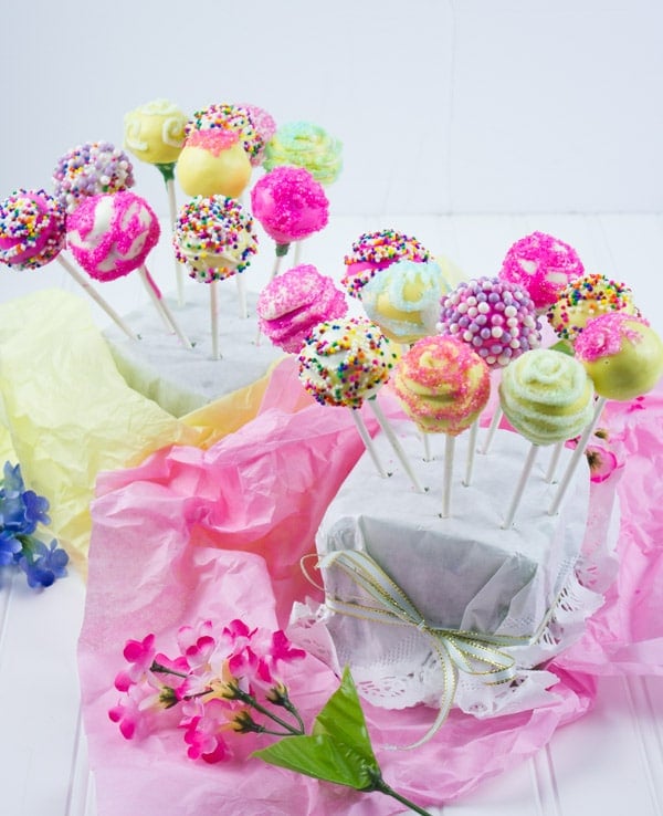 Easter Colored Cake Pops For My Birthday Girl. Make easy, simple and sweet looking cake pops with those tips and ideas for every occasion! www.twopurplefigs.com