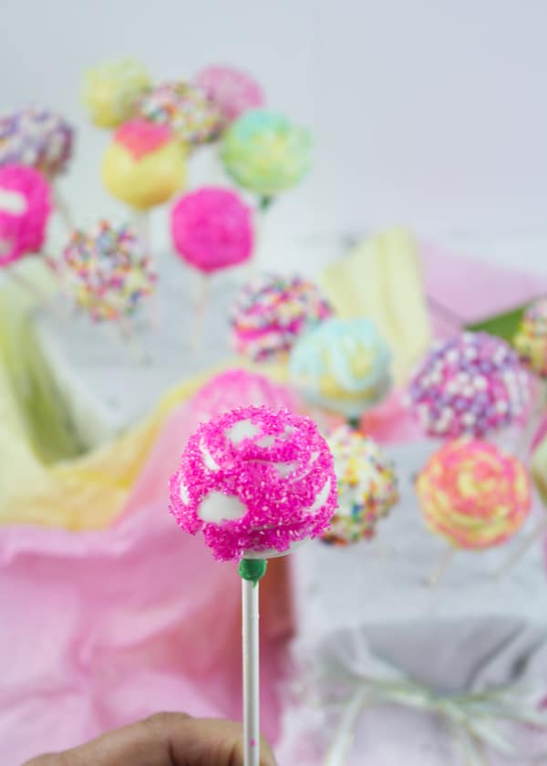 Easter Colored Cake Pops For My Birthday Girl. Make easy, simple and sweet looking cake pops with those tips and ideas for every occasion! www.twopurplefigs.com