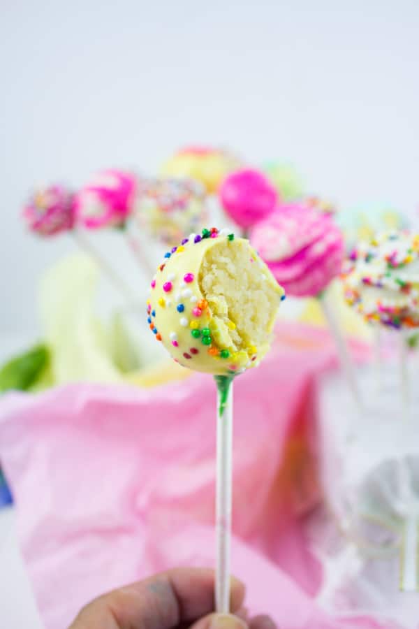 Easter Colored Cake Pops For My Birthday Girl. Make easy, simple and sweet looking cake pops with those tips and ideas for every occasion! www.twopurplefigs.com