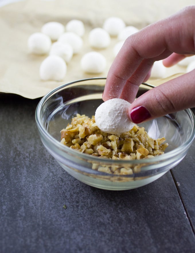 Mini Cheese Ball Recipe Bites. Snacking and finger food has never been so easy, quick and scrumptious! These are a crowd pleaser every time! Full recipe at www.twopurplefigs.com