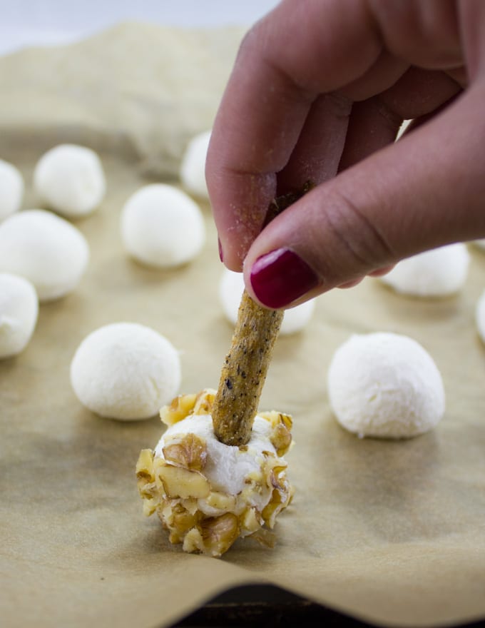 Mini Cheese Ball Recipe Bites. Snacking and finger food has never been so easy, quick and scrumptious! These are a crowd pleaser every time! Full recipe at www.twopurplefigs.com