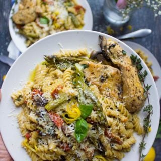 Quick One-Pot Creamy Chicken Pasta Dinner. YES for easy, delicious and energy saving dinners!! TEN minutes only and it's all yours! www.twopurplefigs.com