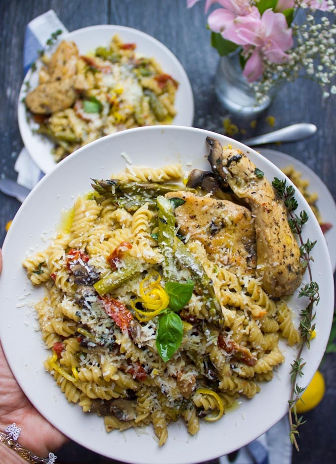 Quick One-Pot Creamy Chicken Pasta Dinner. YES for easy, delicious and energy saving dinners!! TEN minutes only and it's all yours! www.twopurplefigs.com