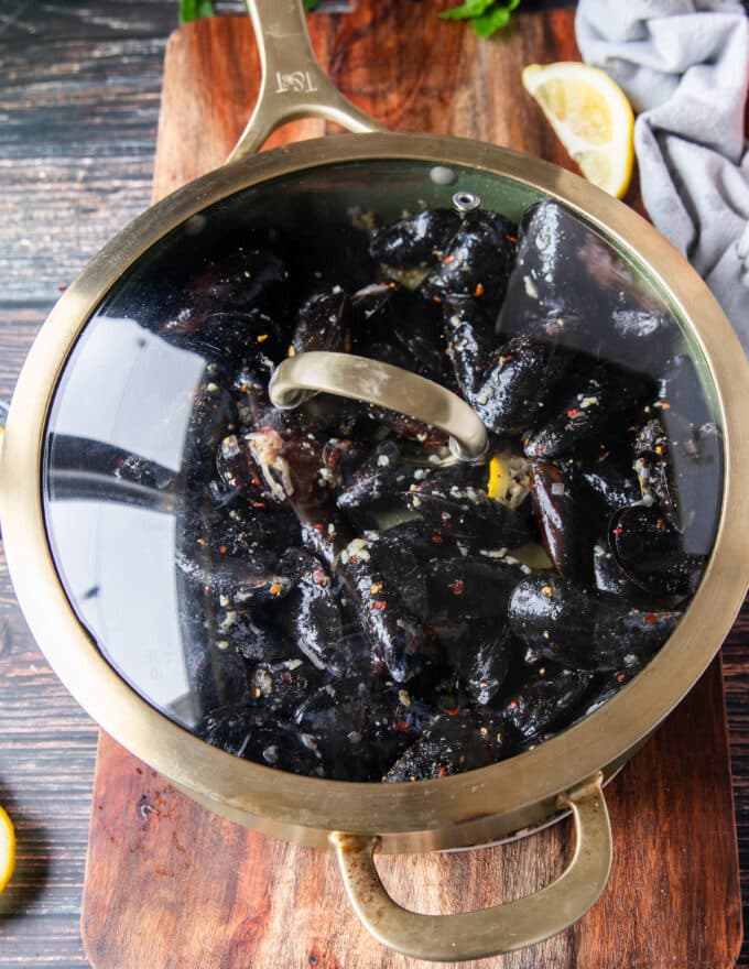 the lid is on to cook the mussels 
