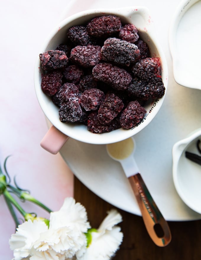 A bowl with marionberry blackberry to make the blackberry jam