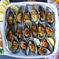 cooked green mussels on the baking tray out of the oven