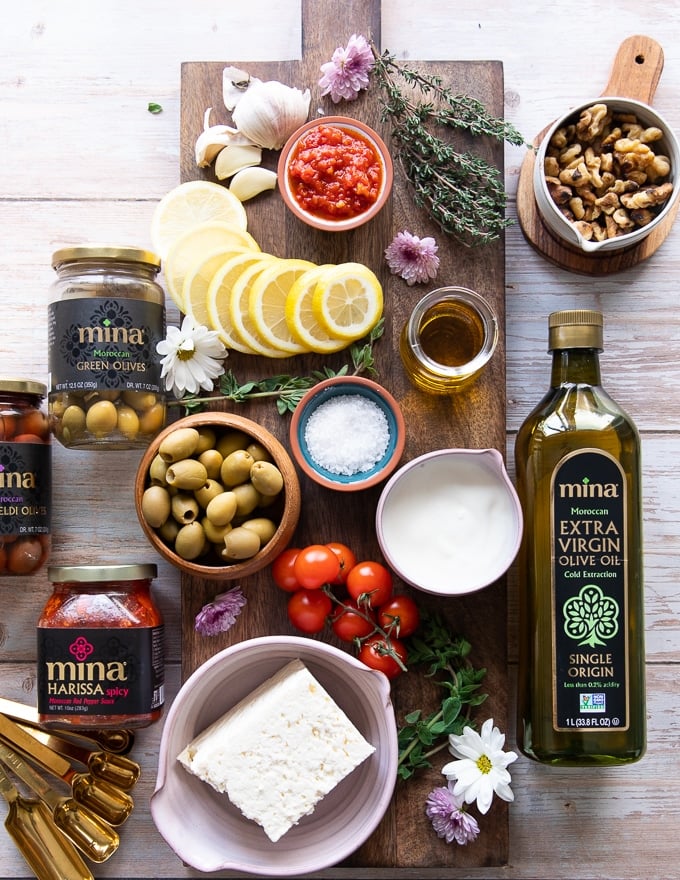 Zutaten für geschlagenen Feta einschließlich Feta-Käse, Olivenöl, Knoblauch, griechischem Joghurt, Honig, Salz und Pfeffer