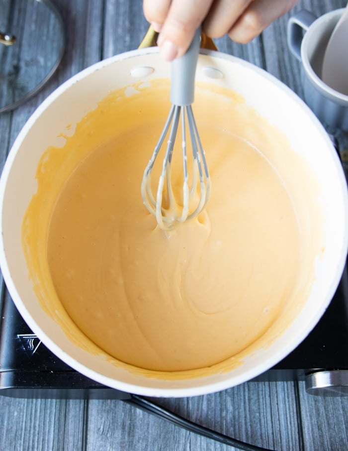 queso batido en salsa de queso hasta que quede suave y cremoso