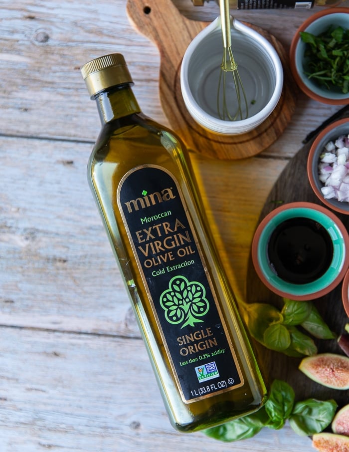 Una bottiglia di buon olio d'oliva da condire sulla ricetta dell'insalata di burrata