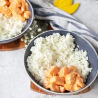 Add the spicy salmon mixture on the side of the rice to gradually assemble the sushi bowl
