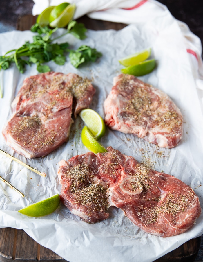 La carne se sazona por ambos lados para hacer la receta de carne asada.