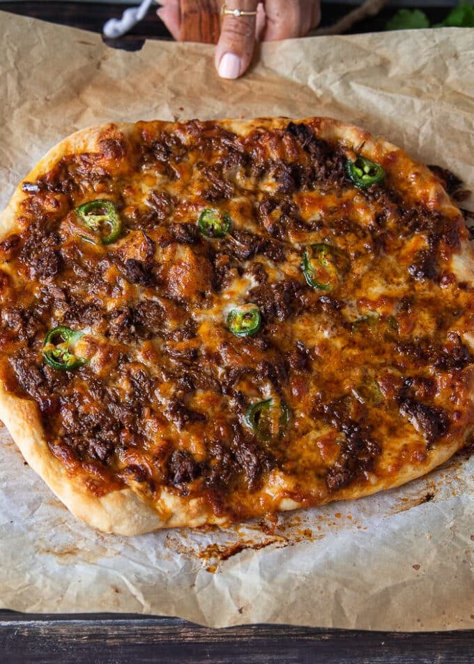 Birria-Pizza aus dem Ofen, bereit für weitere Beläge 