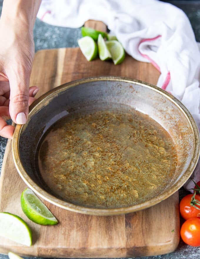 A shallow plate with a thin layer of oil added into it