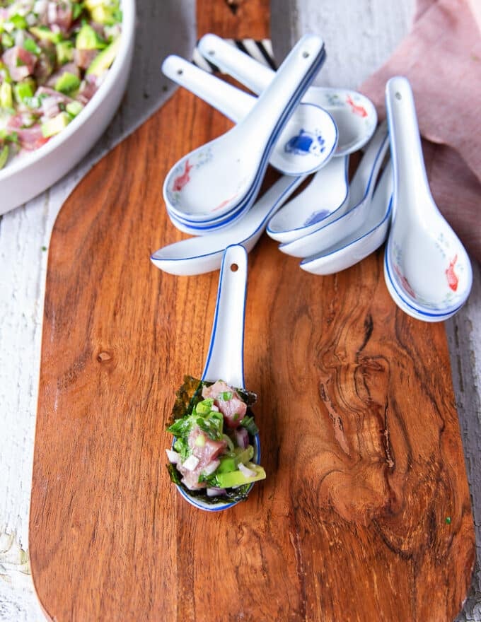 A spoonful of tuna ceviche is added over the seaweed to make the appetizer ready 