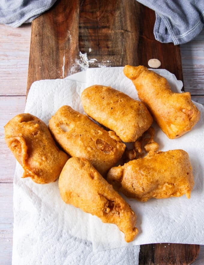 Fried fish on a paper towel to drain