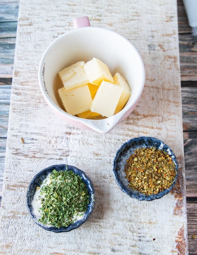 Ingredients for the garlic butter in small bowls 