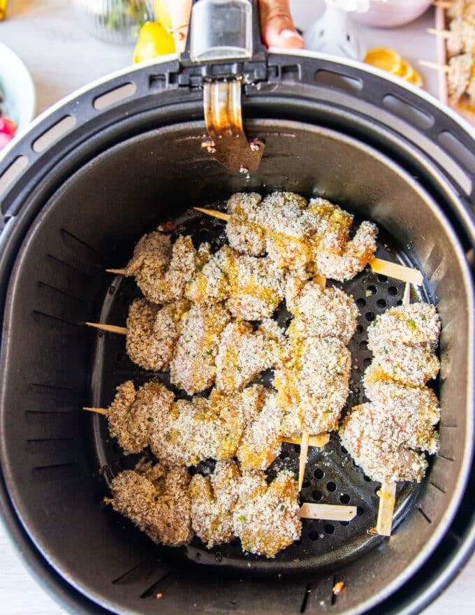 chicken spiedini skewers arranged in an air fryer basket