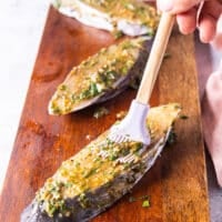 A brush used to brush the marinade evenly on the surface of the king mackerel fish