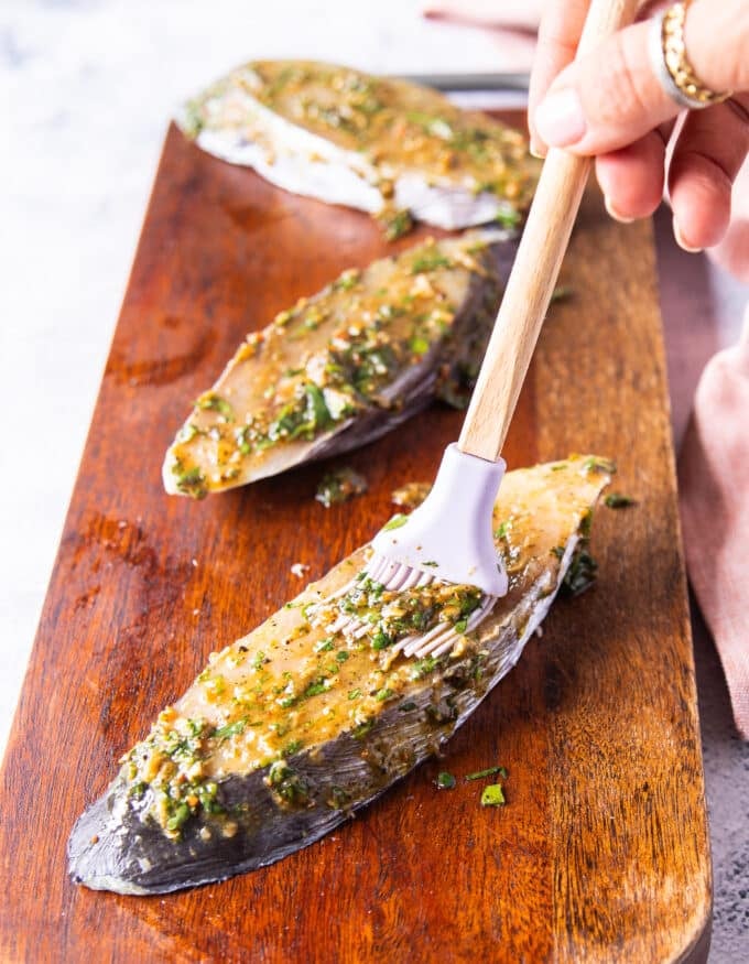 A brush used to brush the marinade evenly on the surface of the king mackerel fish