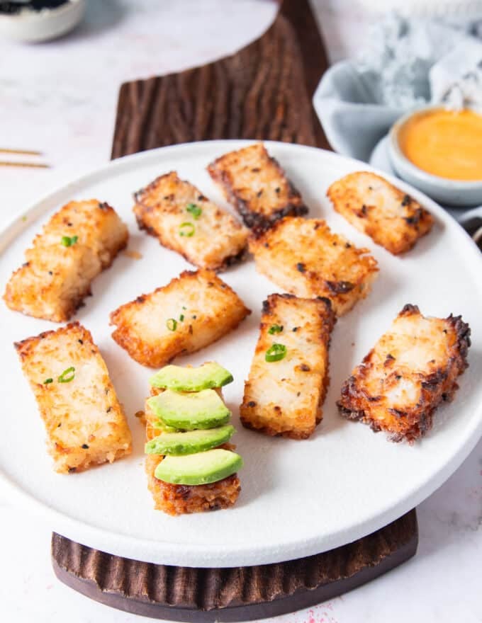 Start the layering of crispy rice, and start with a layer of sliced avocados