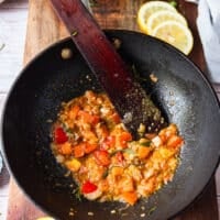 The tomato water has evaporated and the pan is ready for the mussels now