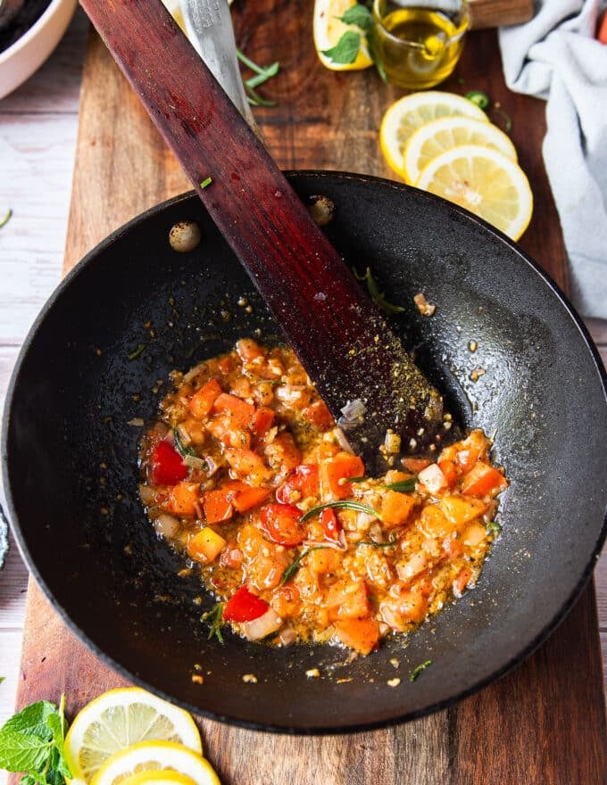 The tomato water has evaporated and the pan is ready for the mussels now